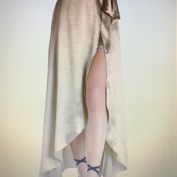 🔥HOST PICK🔥This is a stunner🥰 A head turner🌺 - Picture 2 of 4